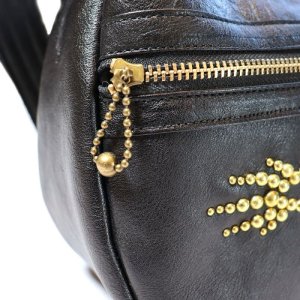 画像9: CUSHMAN クッシュマン 29118 LEATHER SHOULDER BAG MEDIUM シボ感のある カウハイド シュリンクレザー を使用した レザーショルダーバッグ ( Mサイズ ) スタッズカスタムショルダーバック 牛革 真鍮スタッズ WALDES社製ボールチェーン ジッパー