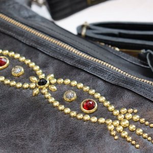 画像6: CUSHMAN クッシュマン 29118 LEATHER SHOULDER BAG MEDIUM シボ感のある カウハイド シュリンクレザー を使用した レザーショルダーバッグ ( Mサイズ ) スタッズカスタムショルダーバック 牛革 真鍮スタッズ WALDES社製ボールチェーン ジッパー