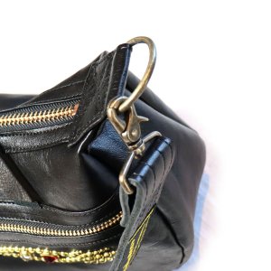 画像10: CUSHMAN クッシュマン 29118 LEATHER SHOULDER BAG MEDIUM シボ感のある カウハイド シュリンクレザー を使用した レザーショルダーバッグ ( Mサイズ ) スタッズカスタムショルダーバック 牛革 真鍮スタッズ WALDES社製ボールチェーン ジッパー