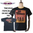 画像1: TOYS McCOY トイズマッコイ TMC2510 ON ANY SUNDAY TEE " ON ANY SUNDAY 71 "スティーブ・マックイーン ハーヴィー・マッシュマン ダートレース 半袖Tシャツ コットン 100% 日本製 (1)