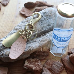 画像3: BUTLER VERNER SAILS バトラーバーナーセイルズ AW-1371 SHOE HORN KEY HOLDER シューホーンキーホルダー 靴べら キーホルダー 真鍮製 栃木レザー チャーム ジャム瓶パッケージ 日本製 Made in JAPAN