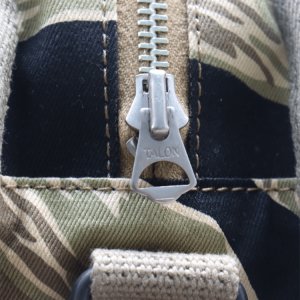 画像5: BUZZ RICKSON'S バズリクソンズ BR02878 SUIT-PNEUMATIC ANTI-G, TYPE G-3A TIGER CAMOUFLAGE BAG バッグ ゴールドタイガー カモフラージュ生地 バズリクソンズオリジナル パイピング仕様 大戦型TALONジッパー