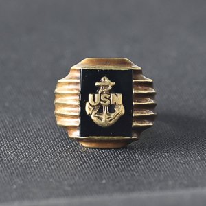 画像2: CUSHMAN クッシュマン 29381 U.S.N. BRASS RING BRASS 米海軍ブラスリング ブラス 1940年代 U.S.NAVY ネイビー オニキス シンプルデザイン アールデコ調のフィン ゴツい雰囲気 指輪 リング