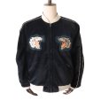 画像2: TAILOR TOYO テーラー東洋 TT15809-119 Mid 1950s Style Velveteen × Acetate Quilted Souvenir Jacket “Stencil Paint” TOYO ENTERPRISE 60th Anniversary Special Edition “TIGER HEAD” × “EAGLE” 別珍スカジャン 白虎 鷲 リバーシブル スーベニアジャケット 刺繍 東洋エンタープライズ60周年記念 スペシャルエディション (2)