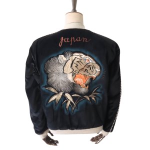 画像3: TAILOR TOYO テーラー東洋 TT15809-119 Mid 1950s Style Velveteen × Acetate Quilted Souvenir Jacket “Stencil Paint” TOYO ENTERPRISE 60th Anniversary Special Edition “TIGER HEAD” × “EAGLE” 別珍スカジャン 白虎 鷲 リバーシブル スーベニアジャケット 刺繍 東洋エンタープライズ60周年記念 スペシャルエディション