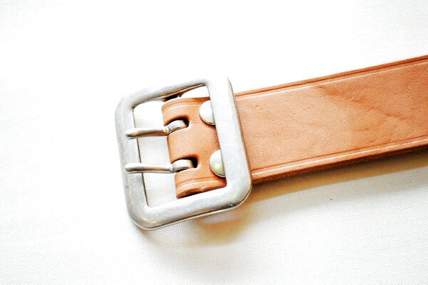 画像7: CUSHMAN クッシュマン Lot.29154 JOHNNY BELT 映画「乱暴者」でマーロン・ブランドが演じる  ジョニーが着用していたベルト を再現した "ジョニーベルト" 40mm カウハイド クロスステッチ クリッピング 仕様 ダブルピン バックル 取り外し可能 タン×ブラックのコンビネーション! (7)