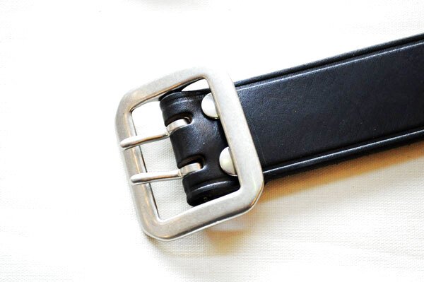 画像5: CUSHMAN クッシュマン Lot.29154 JOHNNY BELT 映画「乱暴者」でマーロン・ブランドが演じる  ジョニーが着用していたベルト を再現した "ジョニーベルト" 40mm カウハイド クロスステッチ クリッピング 仕様 ダブルピン バックル 取り外し可能 タン×ブラックのコンビネーション! (5)