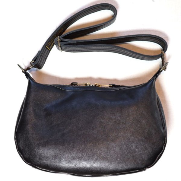 画像4: CUSHMAN クッシュマン 29118 LEATHER SHOULDER BAG MEDIUM シボ感のある カウハイド シュリンクレザー を使用した レザーショルダーバッグ ( Mサイズ ) スタッズカスタムショルダーバック 牛革 真鍮スタッズ WALDES社製ボールチェーン ジッパー (4)