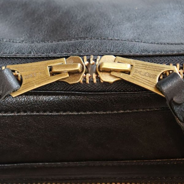 画像8: CUSHMAN クッシュマン 29118 LEATHER SHOULDER BAG MEDIUM シボ感のある カウハイド シュリンクレザー を使用した レザーショルダーバッグ ( Mサイズ ) スタッズカスタムショルダーバック 牛革 真鍮スタッズ WALDES社製ボールチェーン ジッパー (8)