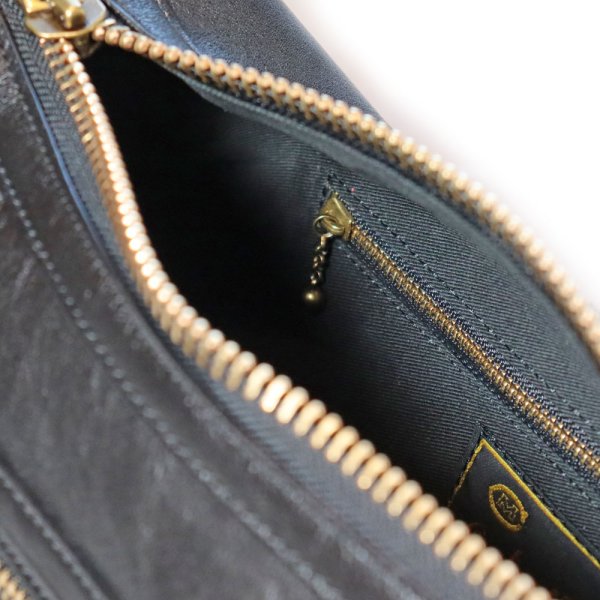 画像15: CUSHMAN クッシュマン 29118 LEATHER SHOULDER BAG MEDIUM シボ感のある カウハイド シュリンクレザー を使用した レザーショルダーバッグ ( Mサイズ ) スタッズカスタムショルダーバック 牛革 真鍮スタッズ WALDES社製ボールチェーン ジッパー (15)