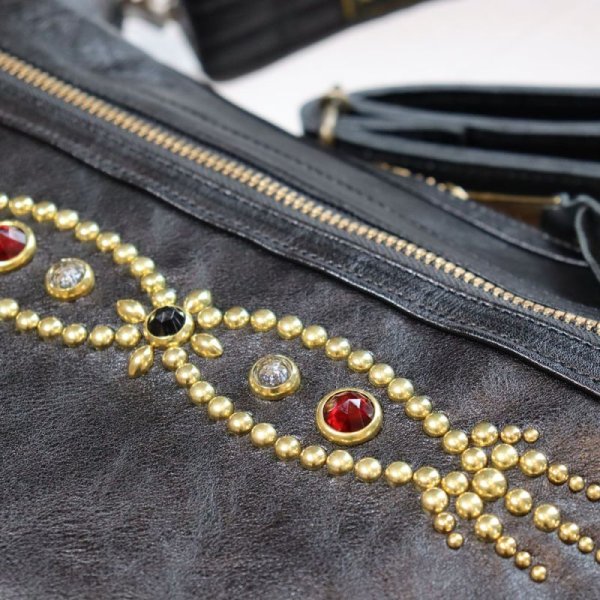 画像6: CUSHMAN クッシュマン 29118 LEATHER SHOULDER BAG MEDIUM シボ感のある カウハイド シュリンクレザー を使用した レザーショルダーバッグ ( Mサイズ ) スタッズカスタムショルダーバック 牛革 真鍮スタッズ WALDES社製ボールチェーン ジッパー (6)