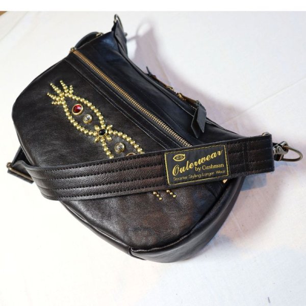 画像5: CUSHMAN クッシュマン 29118 LEATHER SHOULDER BAG MEDIUM シボ感のある カウハイド シュリンクレザー を使用した レザーショルダーバッグ ( Mサイズ ) スタッズカスタムショルダーバック 牛革 真鍮スタッズ WALDES社製ボールチェーン ジッパー (5)