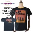 画像1: TOYS McCOY トイズマッコイ TMC2510 ON ANY SUNDAY TEE " ON ANY SUNDAY 71 "スティーブ・マックイーン ハーヴィー・マッシュマン ダートレース 半袖Tシャツ コットン 100% 日本製 (1)