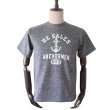 画像2: JELADO/ジェラード AB12239 Anchor Men Tee アンカーマン Tシャツ アスレチックブランド ライディングハイ 丸胴ボディアンカープリント 半ラバープリント チャコール地 リユースコットン ゆったりとしたサイズ感 日本製 (2)