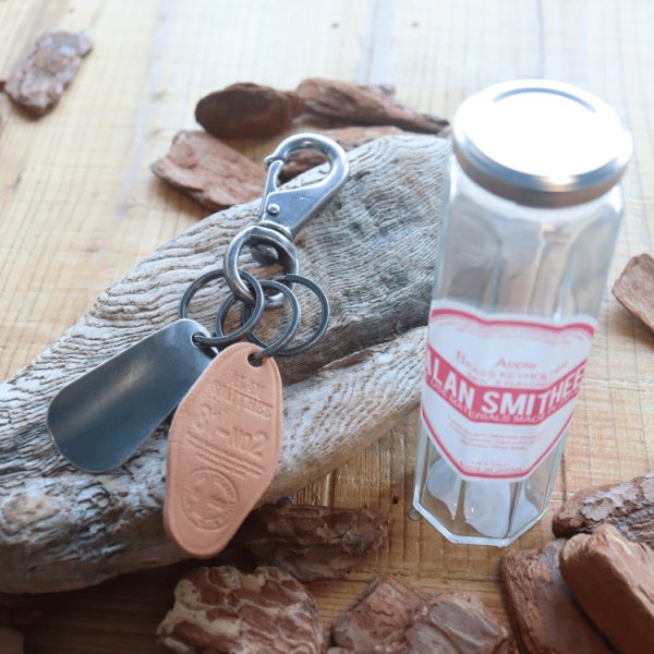 画像2: BUTLER VERNER SAILS バトラーバーナーセイルズ AW-1371 SHOE HORN KEY HOLDER シューホーンキーホルダー 靴べら キーホルダー 真鍮製 栃木レザー チャーム ジャム瓶パッケージ 日本製 Made in JAPAN (2)