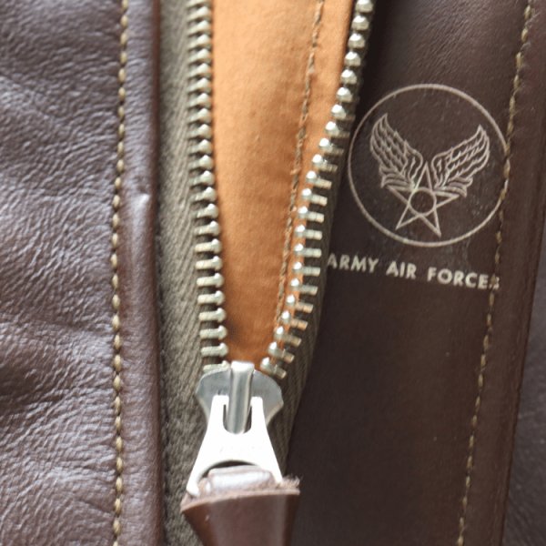 画像13: BUZZ RICKSON'S バズリクソンズ BR80659 Type A-2 “A.C. No.W535 ac 29191 BUZZ RICKSON MFG.CORP.” ブロンコ社 1942年製造モデル 陸軍航空隊 あずき色 赤褐色のラセットブラウン ステッチワーク クロスステッチ (13)