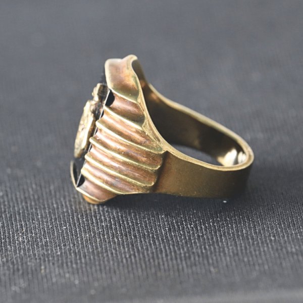 画像4: CUSHMAN クッシュマン 29381 U.S.N. BRASS RING BRASS 米海軍ブラスリング ブラス 1940年代 U.S.NAVY ネイビー オニキス シンプルデザイン アールデコ調のフィン ゴツい雰囲気 指輪 リング (4)