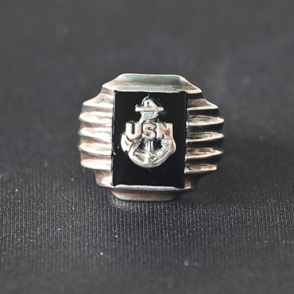 画像2: CUSHMAN クッシュマン 29380 U.S.N. SILVER RING SILVER925 米海軍シルバーリング シルバ−925 1940年代 U.S.NAVY ネイビー オニキス シンプルデザイン アールデコ調のフィン ゴツい雰囲気 指輪 リング (2)