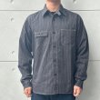 画像2: SUGAR CANE シュガーケーン SC29585 FICTION ROMANCE 8.5oz. BLACK WABASH STRIPE WORK SHIRT ブラックウォバッシュ ストライプワークシャツ ブラックの硫化染料でベース ドットストライプ ヴィンテージウェア (2)