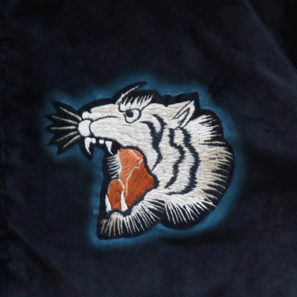 画像8: TAILOR TOYO テーラー東洋 TT15809-119 Mid 1950s Style Velveteen × Acetate Quilted Souvenir Jacket “Stencil Paint” TOYO ENTERPRISE 60th Anniversary Special Edition “TIGER HEAD” × “EAGLE” 別珍スカジャン 白虎 鷲 リバーシブル スーベニアジャケット 刺繍 東洋エンタープライズ60周年記念 スペシャルエディション (8)